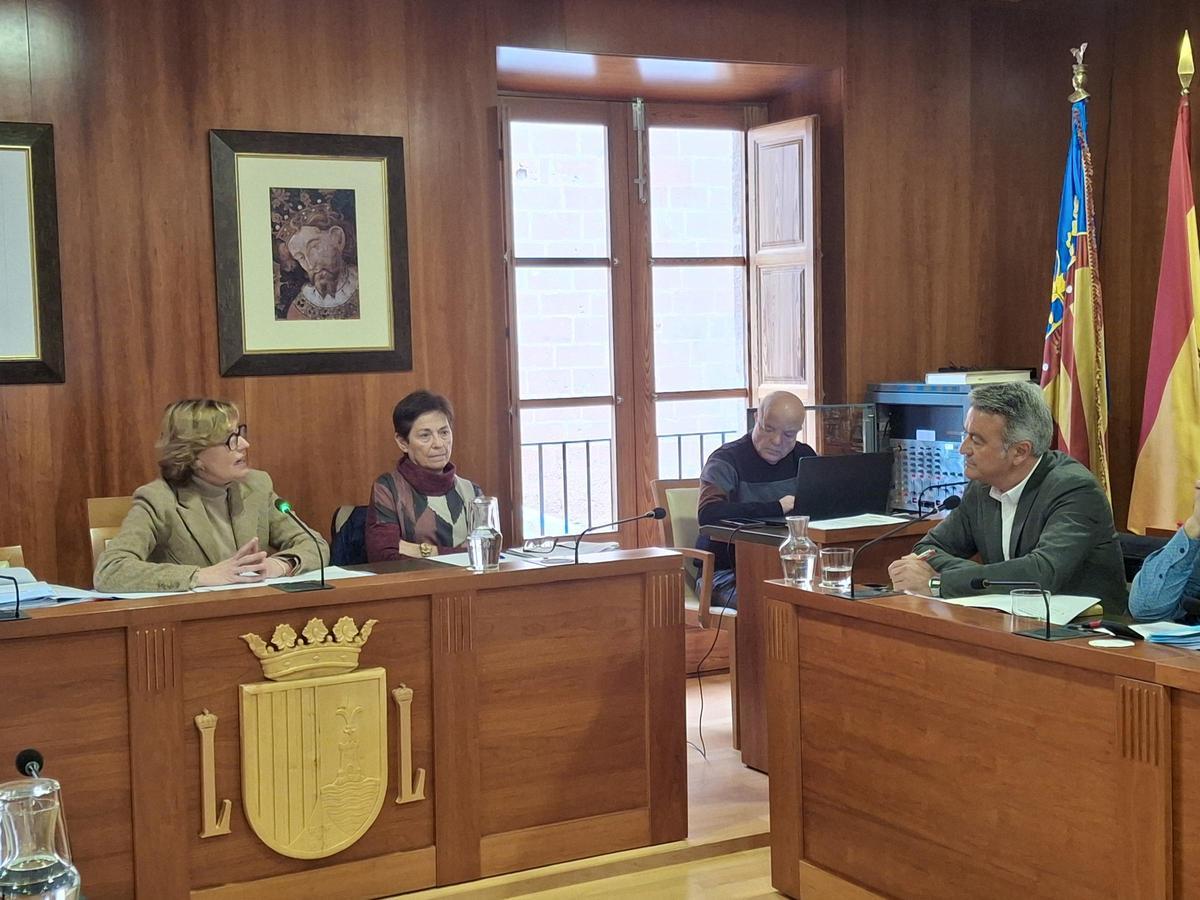 La alcaldesa, Rosa Cardona, del PP, y el portavoz socialista, José Chulvi, durante el pleno