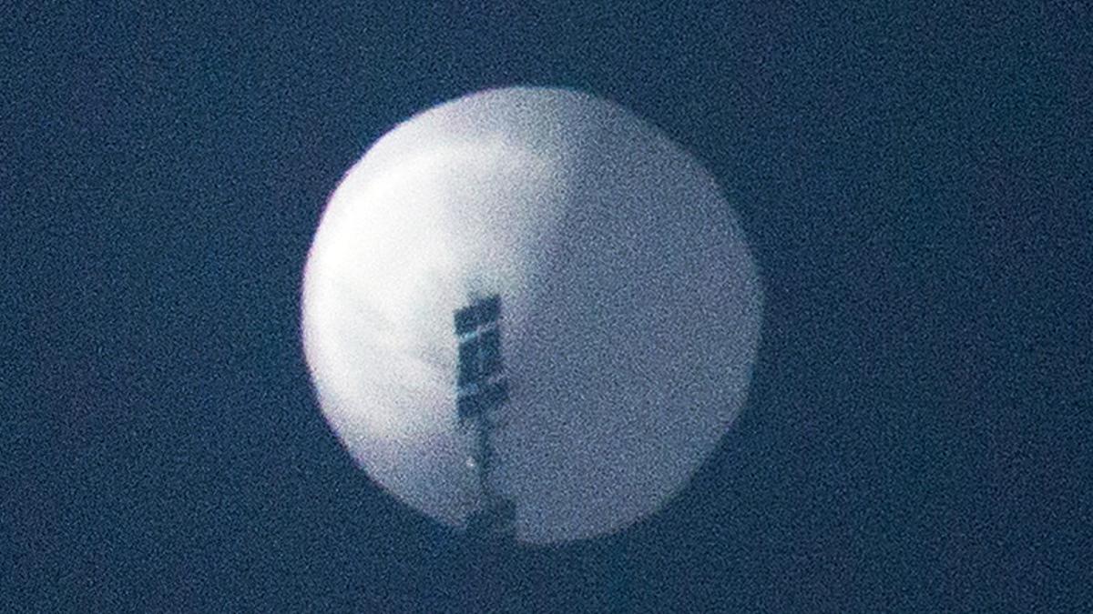 Un supuesto globo espía chino en el cielo sobre Billings, Montana. - El Pentágono dijo el 2 de febrero que estaba rastreando un globo espía chino que volaba a gran altura sobre Estados Unidos