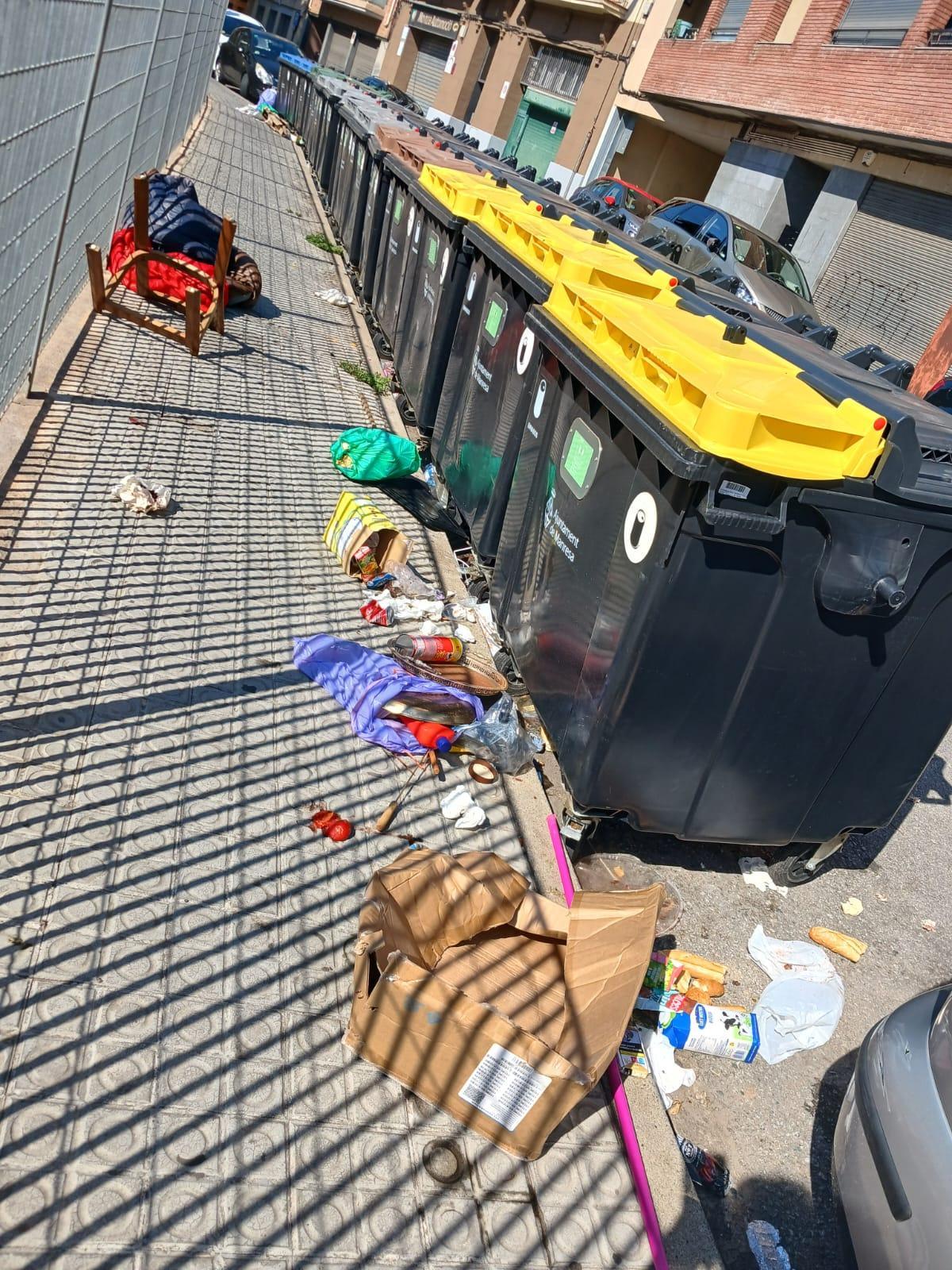 Queixes veïnals entorn de la Casa Caritat de Manresa per brutícia i incivisme Queixes veïnals entorn de la Casa Caritat de Manresa per brutícia i incivisme
