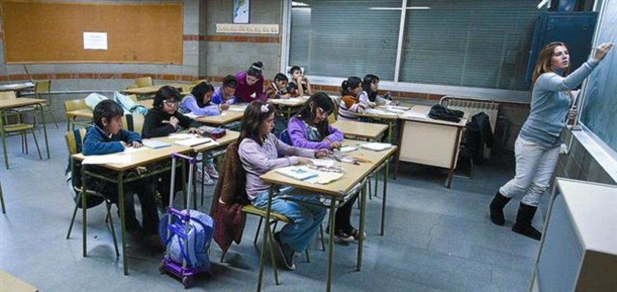 Una estudiant de Magisteri dóna una classe de reforça escolars.