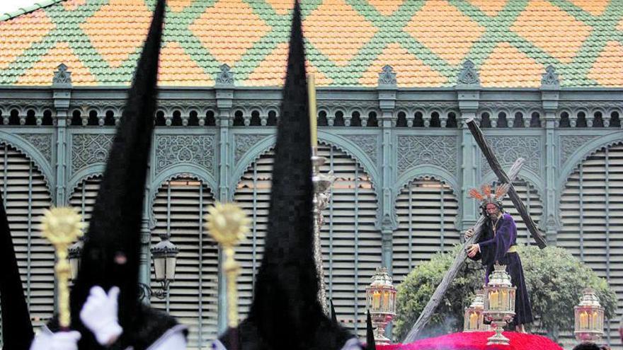 El Nazareno Redentor del Mundo procesiona junto a Atarazanas en 2019.