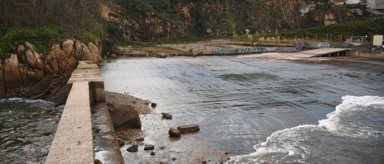 Solar de los desaparecidos Astilleros Valiña, desde uno de los diques que lo limitan.