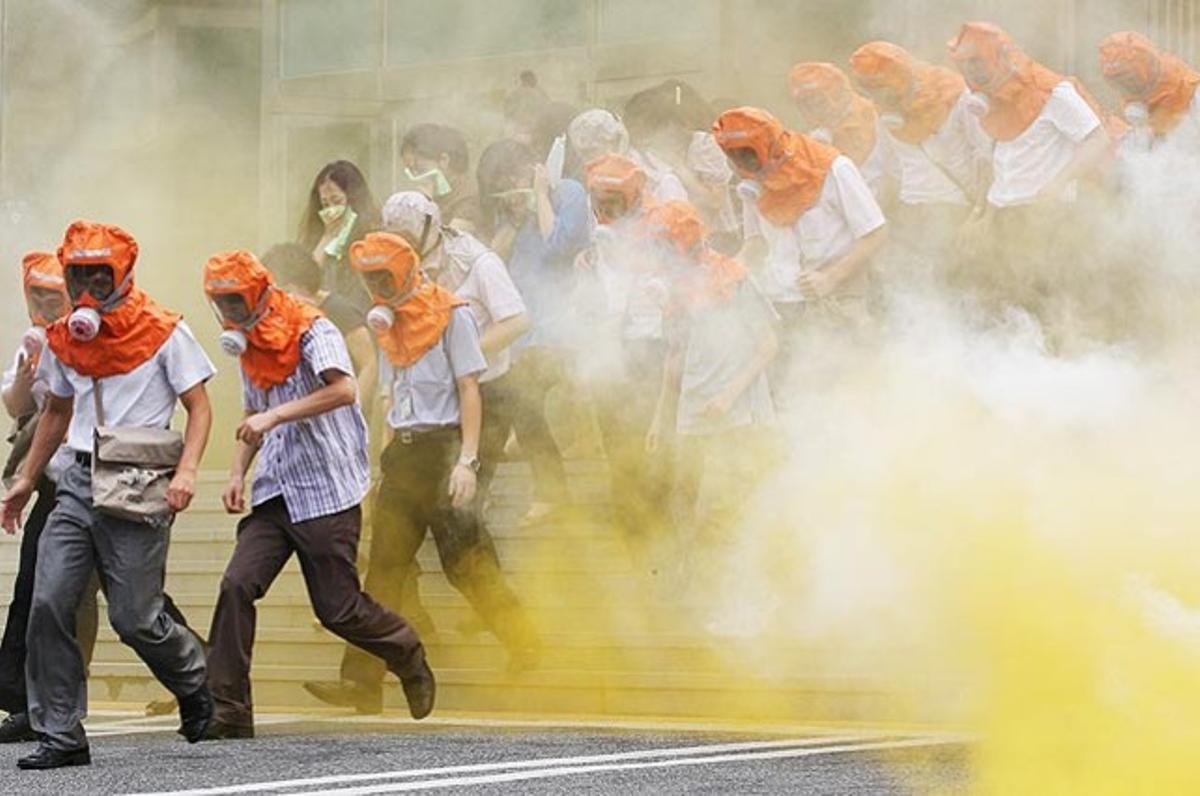 Un grup de funcionaris abandonen un edifici governamental a Seül (Corea del Sud) protegits amb màscares antigàs, durant la realització d’un simulacre per un hipotètic atac de Corea del Nord.