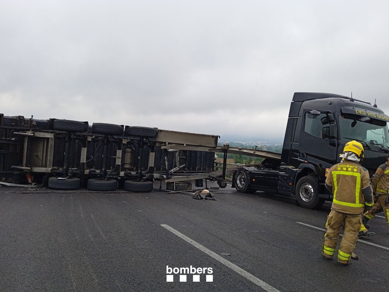 Un camió bolca a l'AP-7 a Sant Julià de Ramis