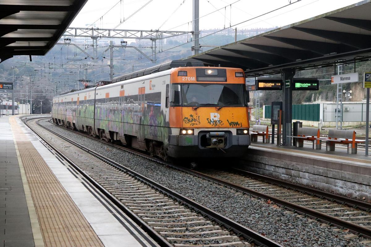 El primer tren que arriba a Manresa des de la represa del servei a l'R4