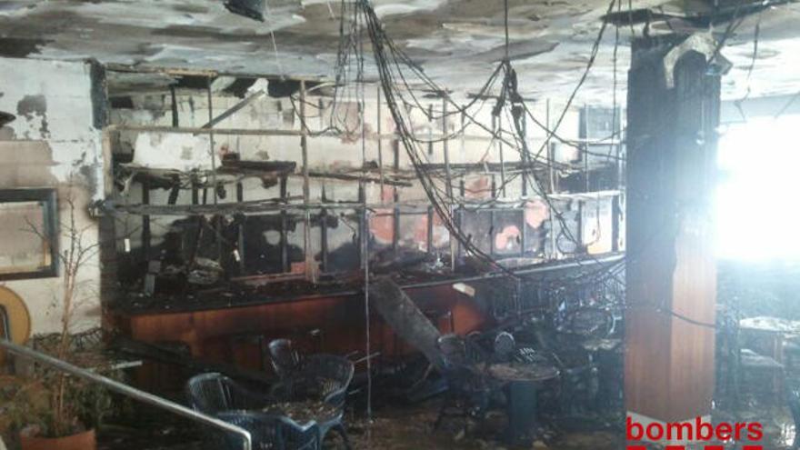 Interior del bar cremat.