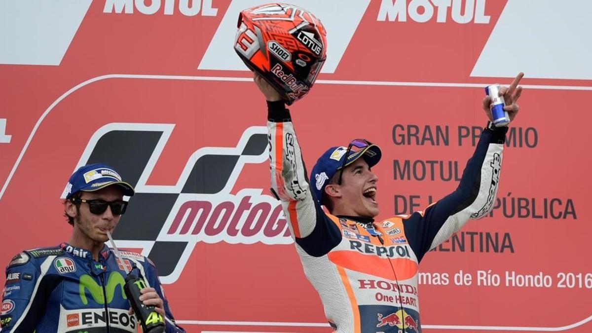 Márquez celebra la victoria ante un serio Rossi, en el GP de Argentina.