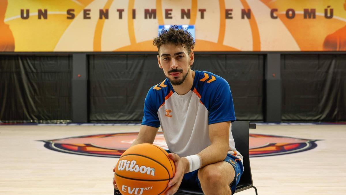 Josep Puerto posa para SUPER en la pista de entrenamiento del Roig Arena.