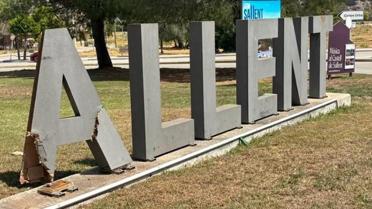 Les lletres de la rotonda, malmeses, després d'un accident de trànsit