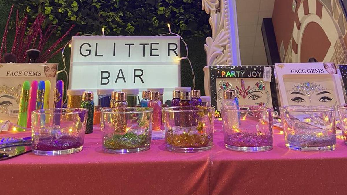 Distintos botes con purpurina en un "glitter bar"