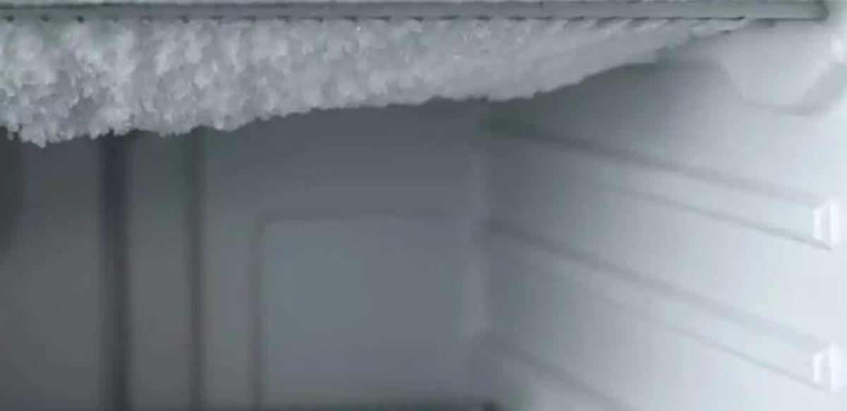 Congelador con hielo en las paredes que se forma por la densidad del hielo.