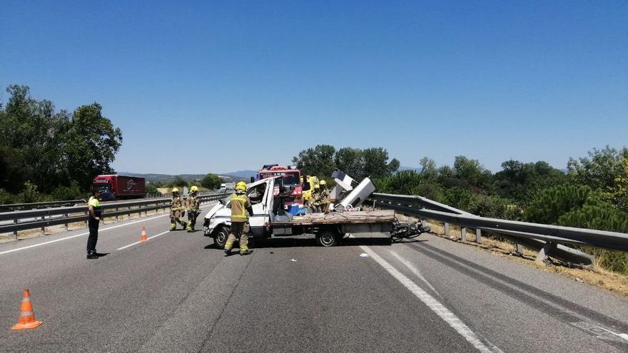 Un accident de trànsit a l&#039;AP-7 a Borrassà deixa tres ferits i cues quilomètriques