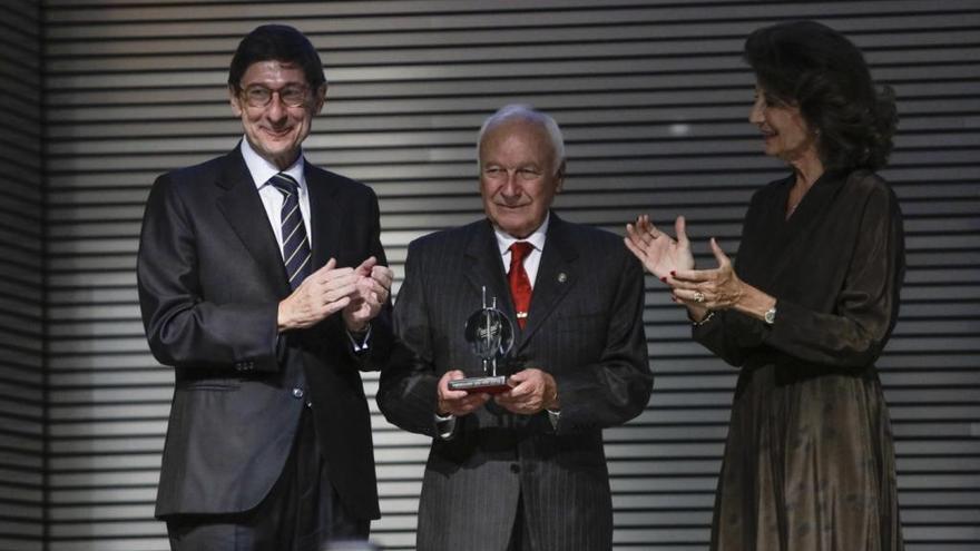 Gabriel Sampol Mayol recibe el premio de manos de Carmen Planas y José Ignacio Goirigolzarri