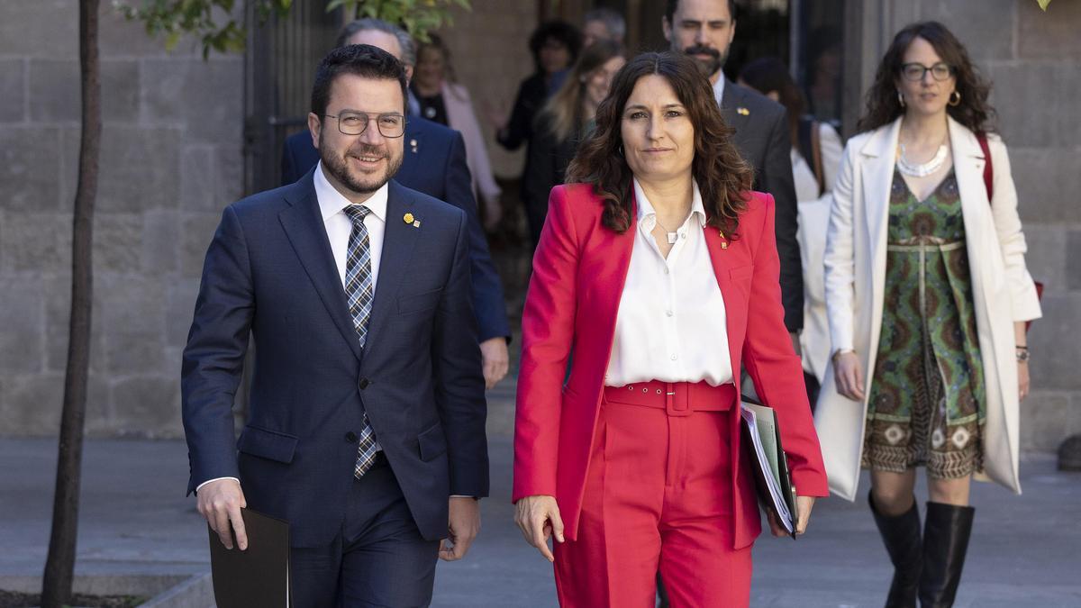 El 'president' de la Generalitat, Pere Aragonès y la 'consellera' de Presidència, Laura Vilagrà, antes de la reunión del 'Consell Executiu' de esta mañana.