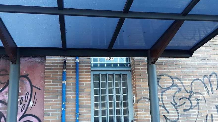 Marquesina casi empotrada en la fachada de un edificio en la Avenida das Mariñas, cerca de Sol y Mar.