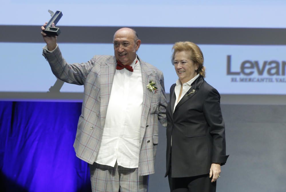 Francis Montesinos recibe el premio de manos de Arantza Sarasola, vicepresidenta de Prensa Ibérica