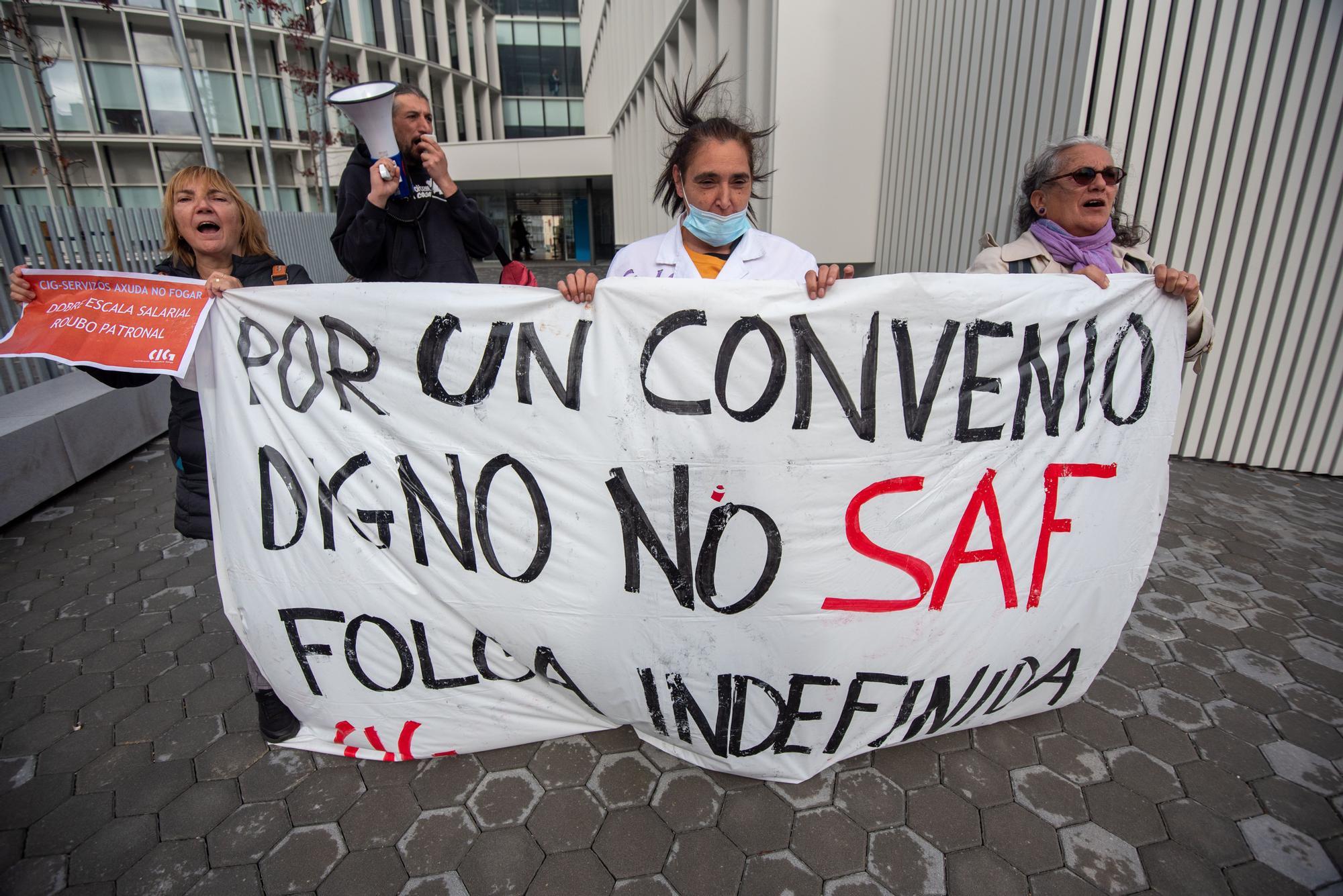 Protesta de trabajadoras de ayuda en el hogar ante la Xunta en el Espazo Amizar de A Coruña