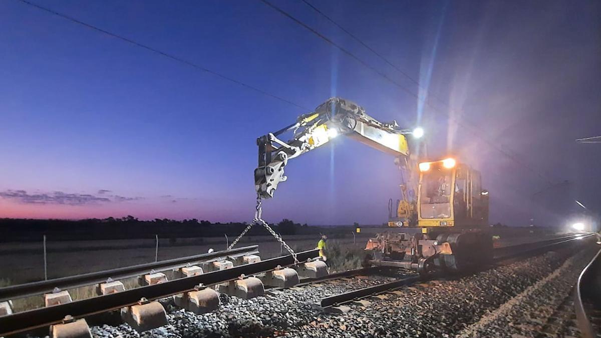 Una de las máquinas contratadas por Adif trabajando en horario nocturno este mes de agosto desmontando las vías para renovarlas. | ADIF