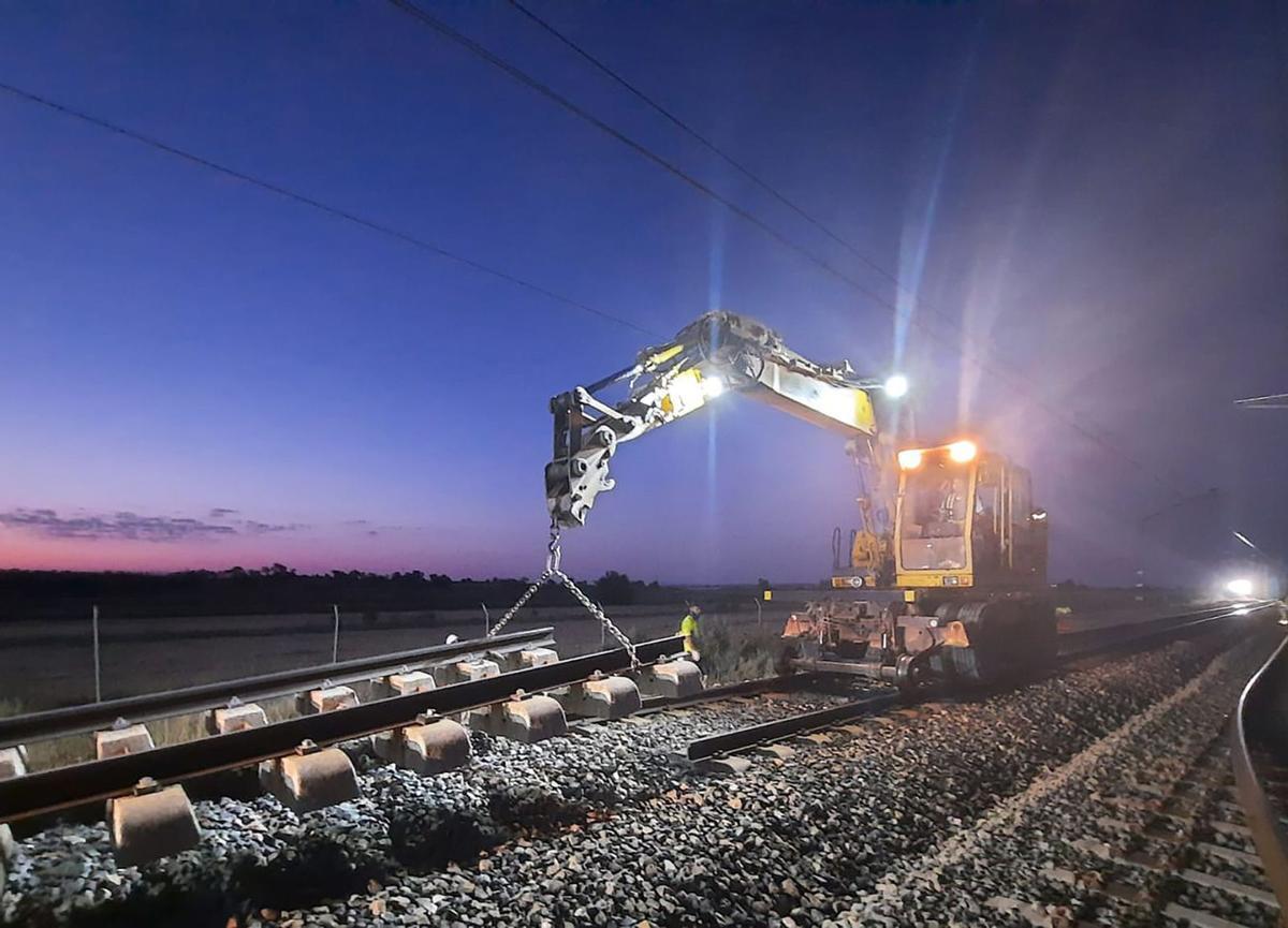 Una de las máquinas contratadas por Adif trabajando en horario nocturno este mes de agosto desmontando las vías para renovarlas. | ADIF