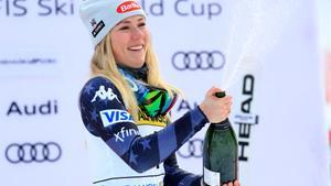 La estadounidense Mikaela Shiffrin celebra en el podio después de ganar el evento de eslalon gigante femenino de la Copa del Mundo de Esquí Alpino FIS en Kranjska Gora.