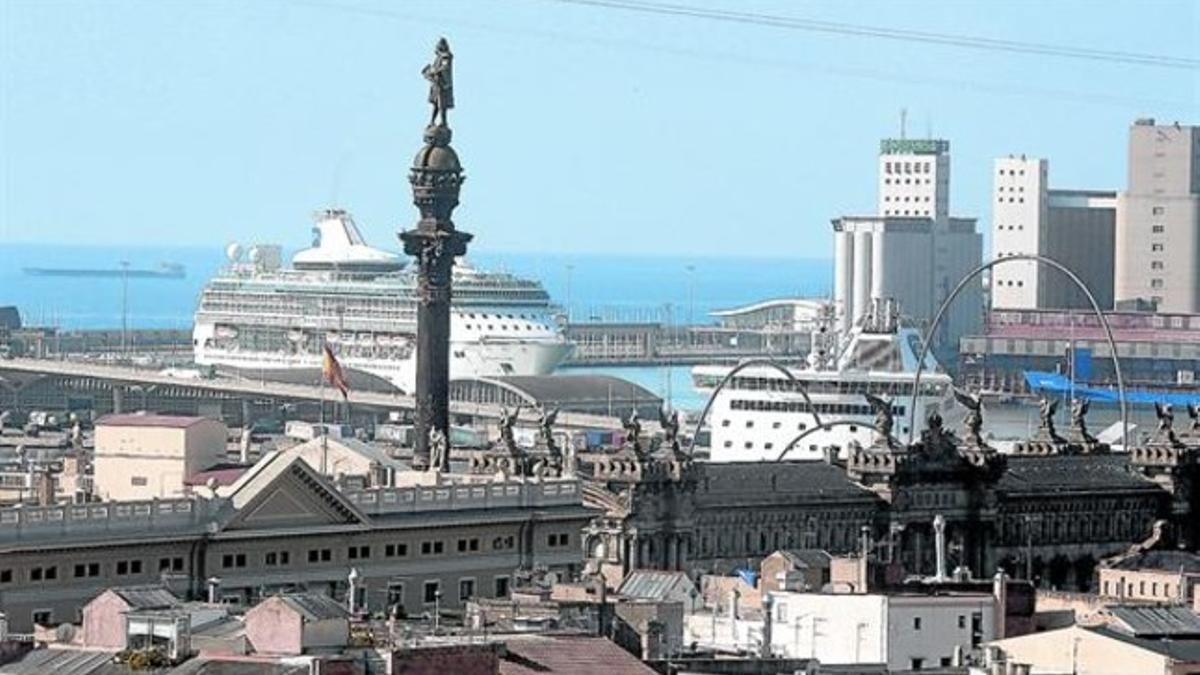 Un crucero emboca el puerto de Barcelona, en julio del 2013.