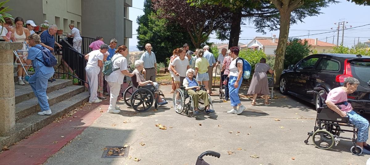 GALERÍA | La residencia de Fermoselle, desalojada por el incendio
