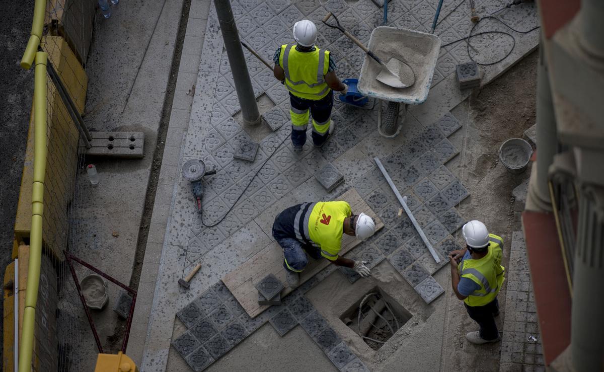 Obras en una acera del Eixample.