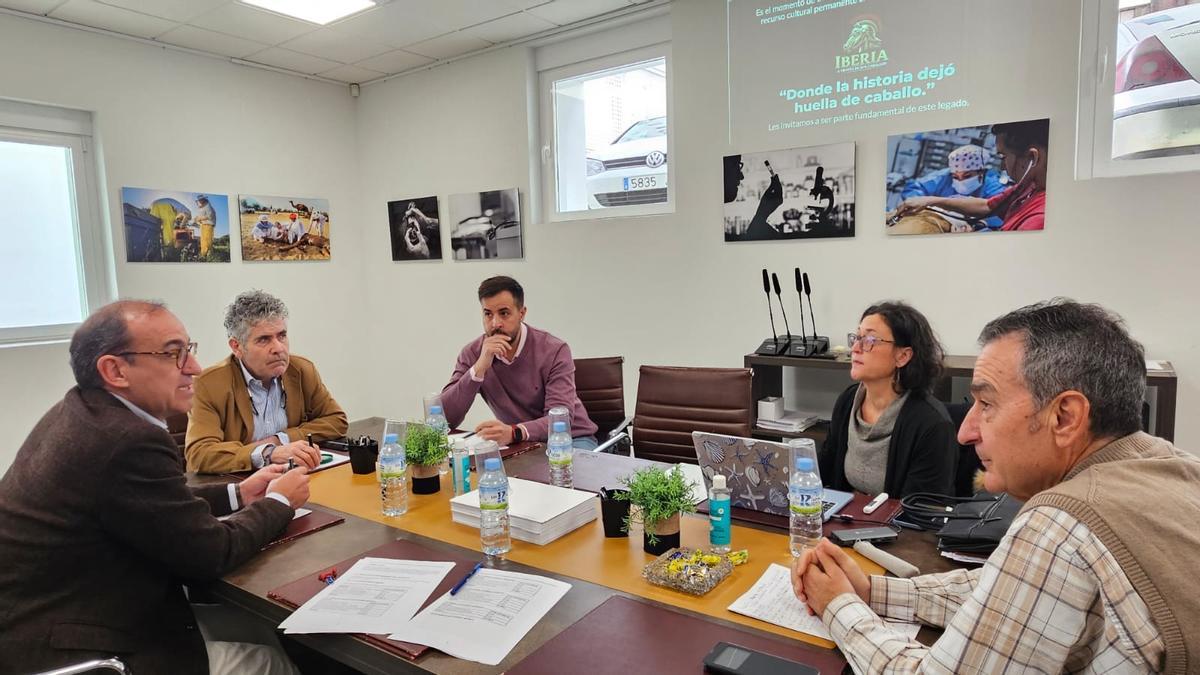 Reunión del alcalde con el Colegio de Veterinarios.