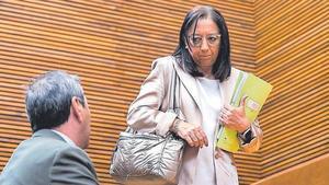 La presidenta de las Corts, Llanos Massó, ayer con Barrera en el pleno. València. VLC. Aprobación de la Ley de Concordia en Les Corts el día que VOX amenza con romper el gobierno valenciano y el día después de saberse que la policía patriótica del PP espió al Sindic de Compromís Joan Baldoví. Asistió la lider del PSPV Diana Morant