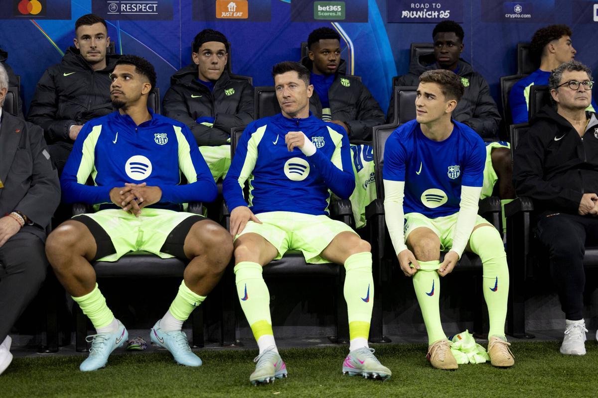Ansu Fati, en la segunda fila del banquillo antes del comienzo del Inter-Barça en la semifinal de la Champions 2024-25.