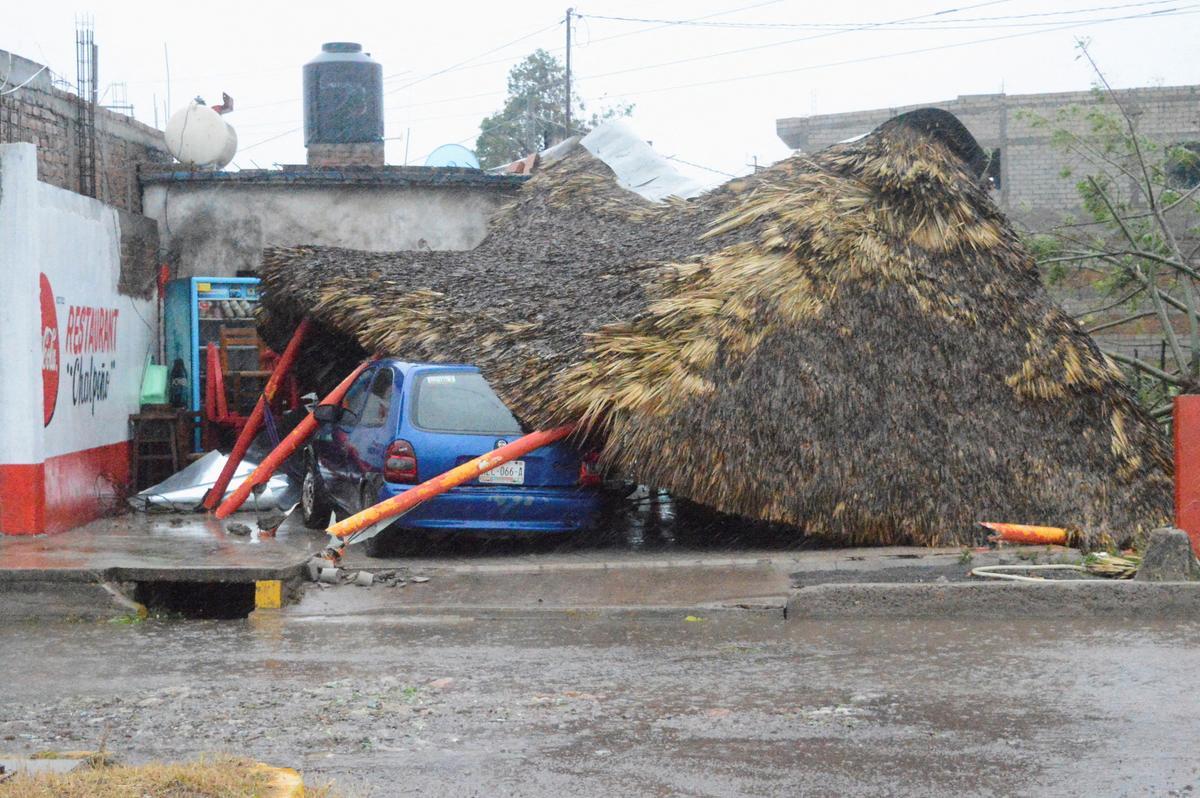 El huracán Roslyn azota la costa de México en el Pacífico