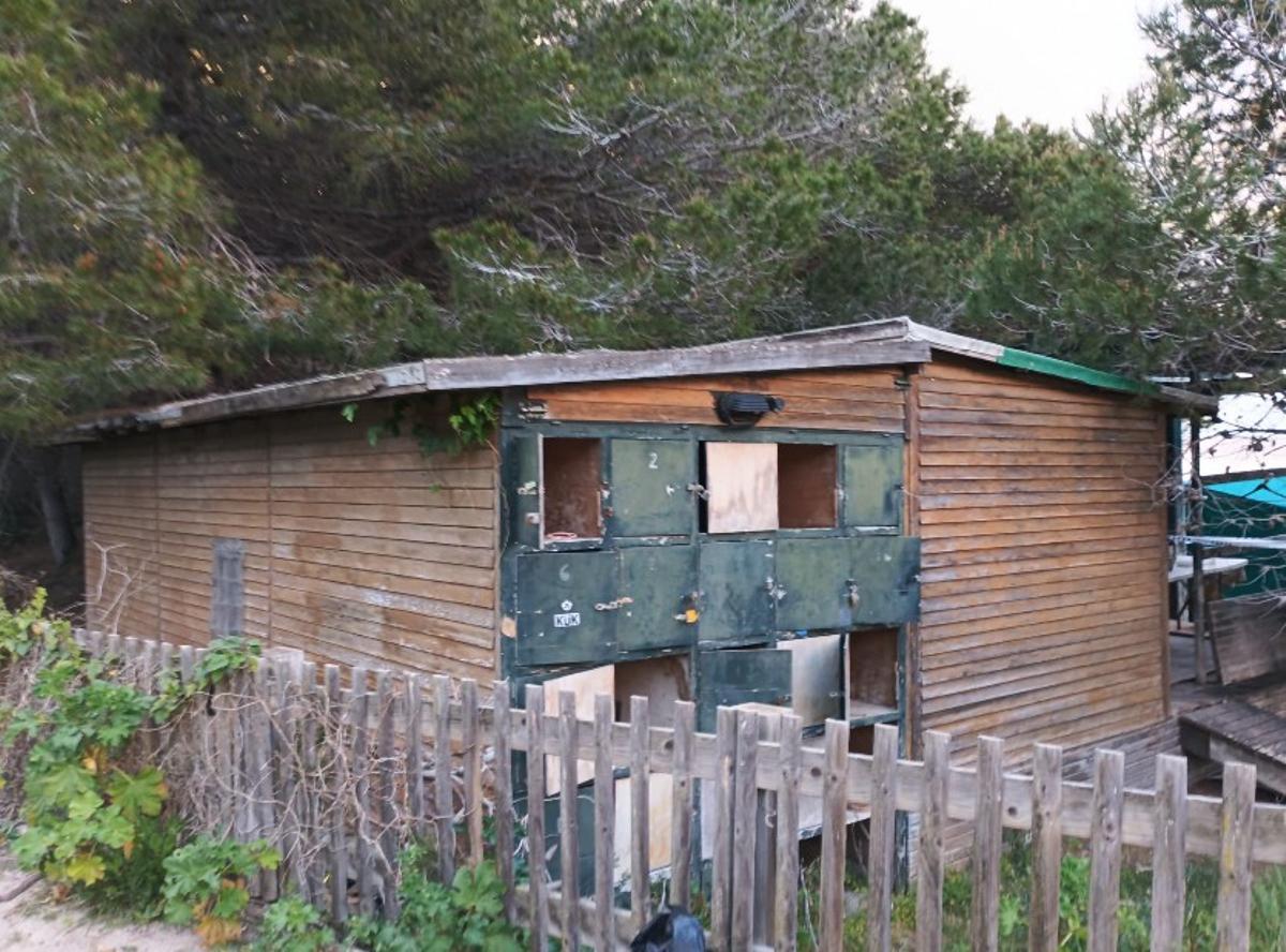 La casita de madera ubicada cerca de la orilla de ses Salines