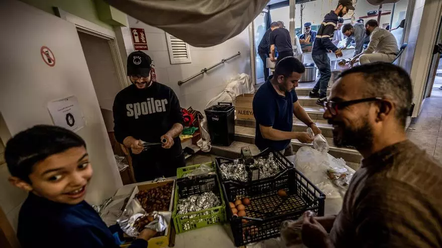 Miles de musulmanes celebran el fin del Ramadán en la Gran Mezquita de La Meca