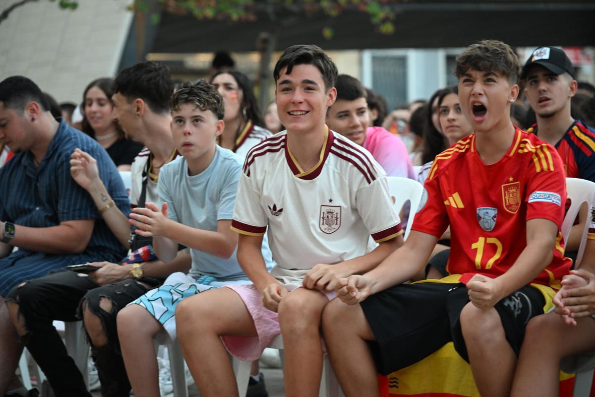 Centenares de aficionados se reúnen en la Plaça Major.
