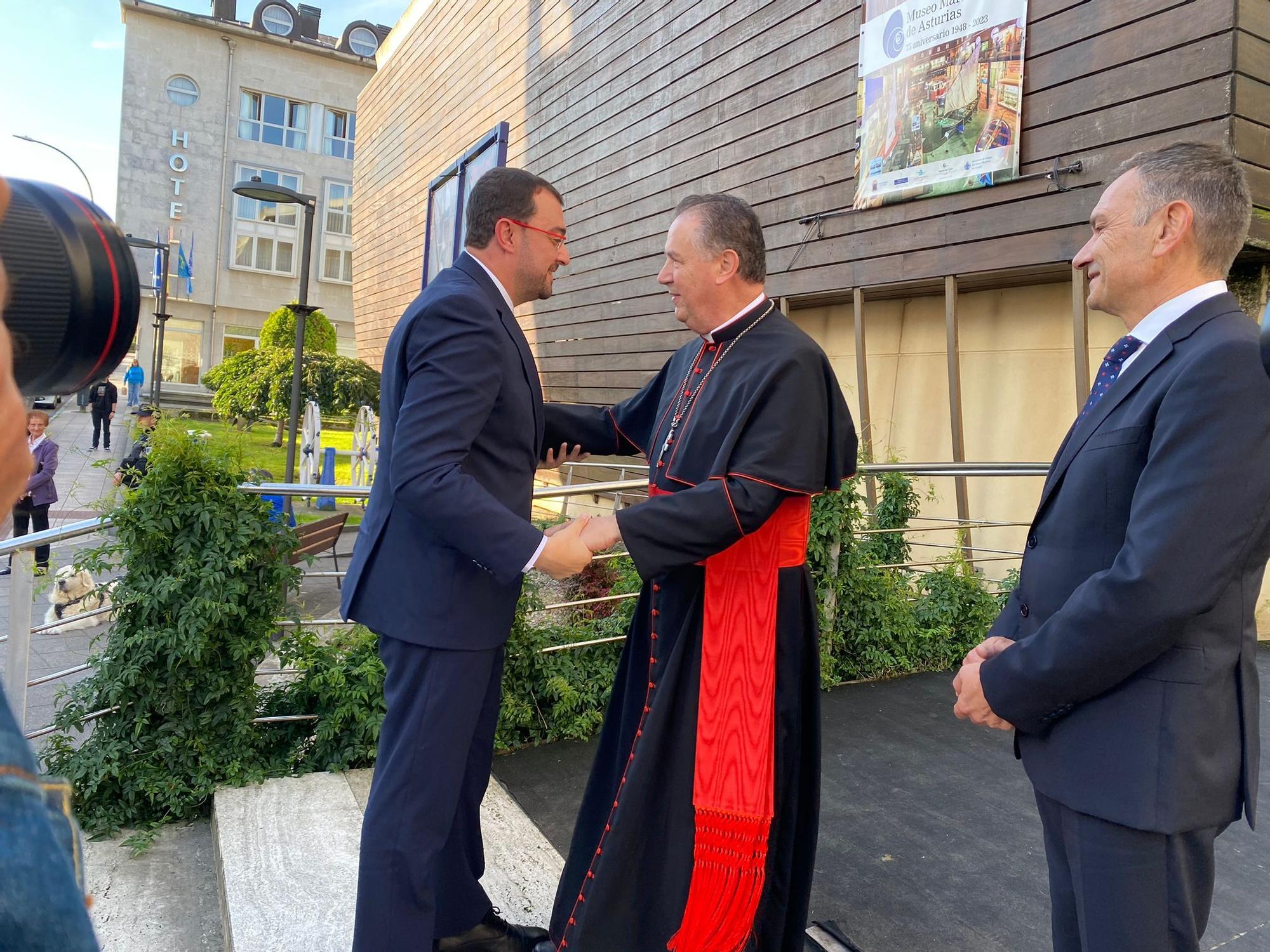 El cardenal Ángel  Fernández Artime recibe el título de Hijo Predilecto de Asturias en Luanco (Gozón)