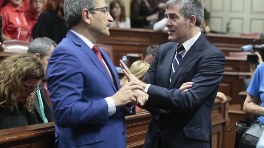 Román Rodríguez (izquierda) y Fernando Clavijo, en el hemiciclo del Parlamento.