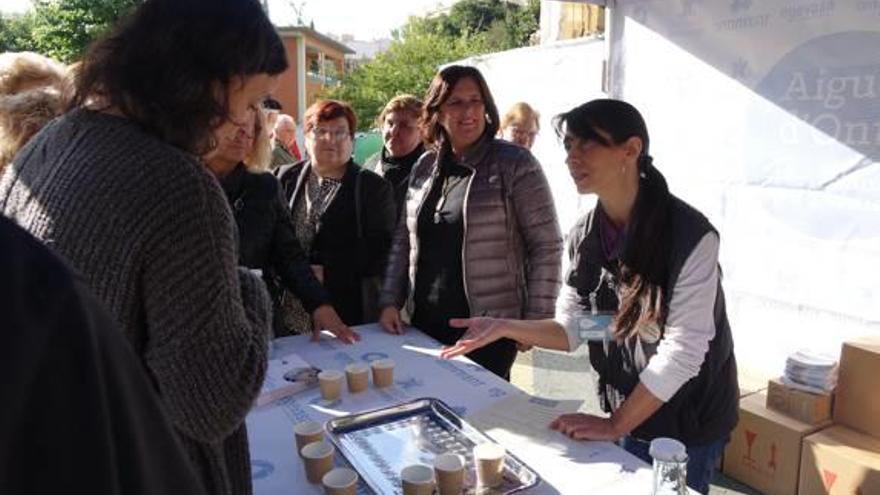 Ontinyent realiza más de 250 catas de agua ciegas para promover la del grifo