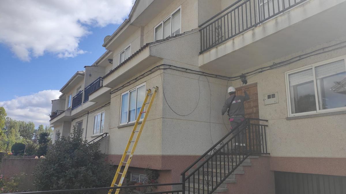 Instalación de fibra óptica en un pueblo de Zamora.