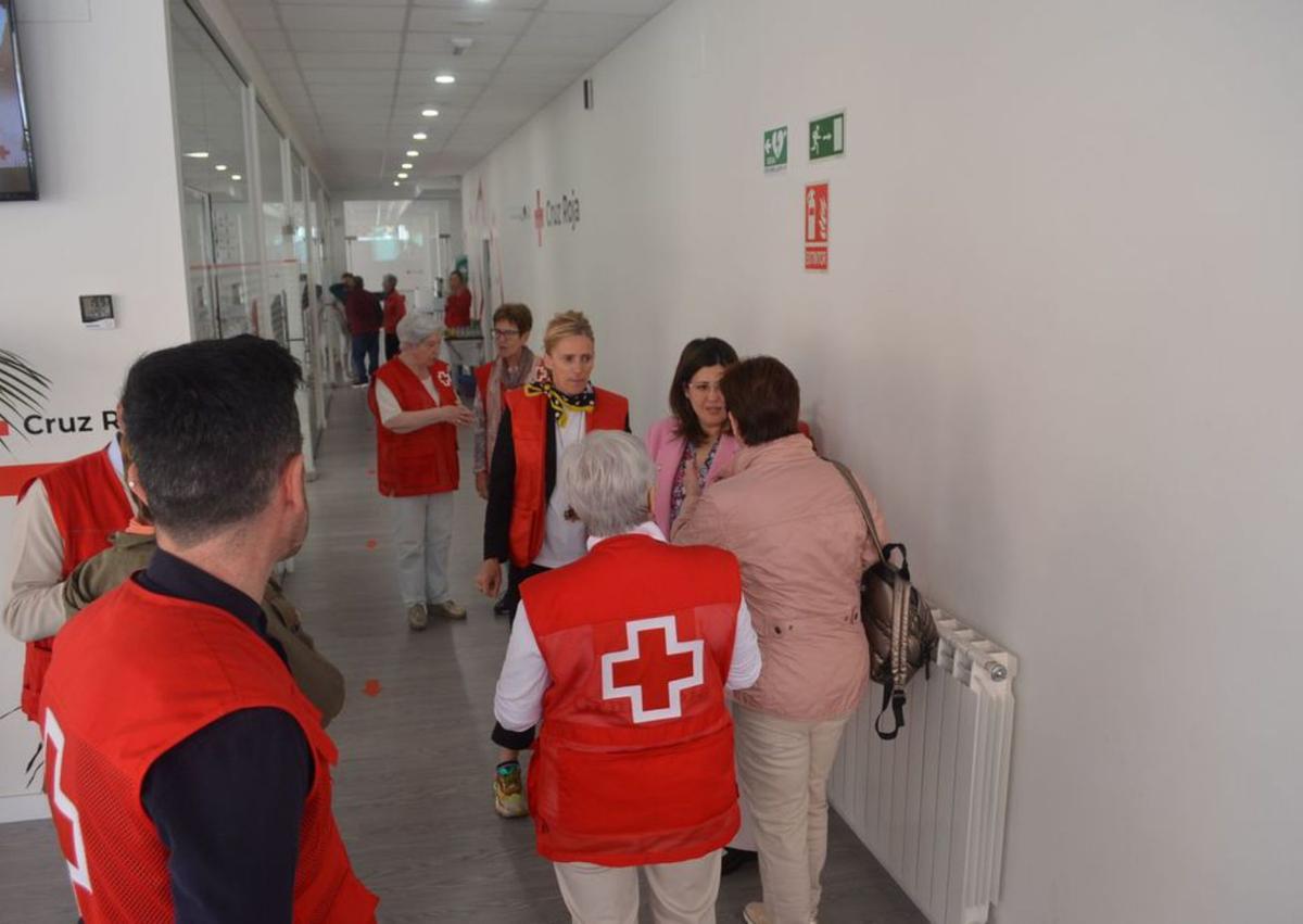 La alcaldesa y representantes municipales en la jornada de Cruz Roja. | E. P.