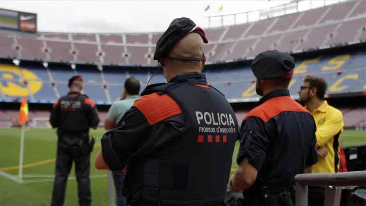 Los Mossos d'Esquadra, en el Camp Nou