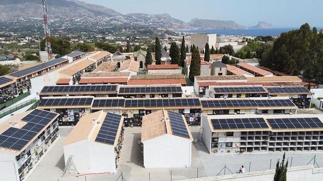 El PSOE de La Vila pide replicar el sistema de comunidad energética similar al de Altea que en la imagen recoge las placas del cementerio.