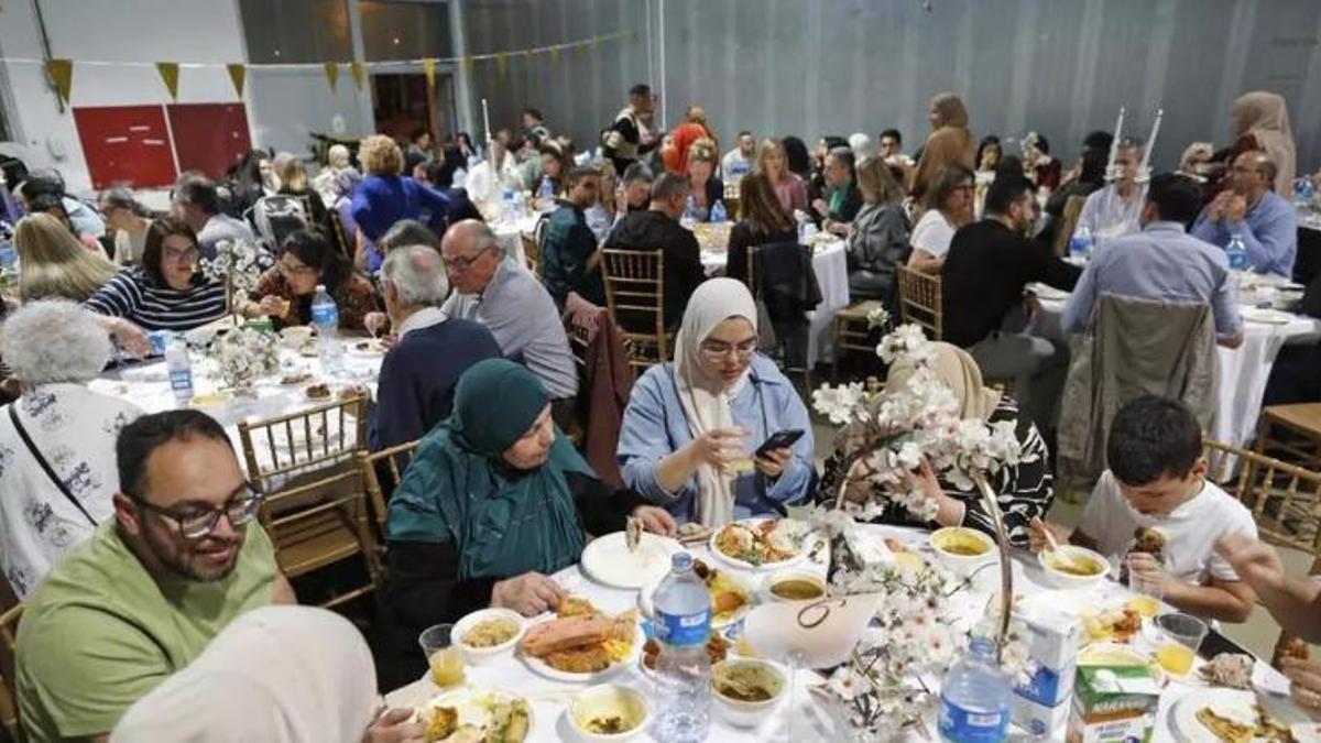 Participants a l'iftar celebrat a la Coma-cros de Salt per l'associació Azahara.