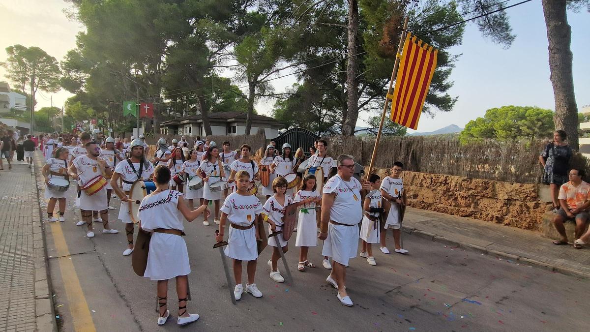 Desfile de moros y cristianos durante las fiestas del Rei en Jaume de Santa Ponça
