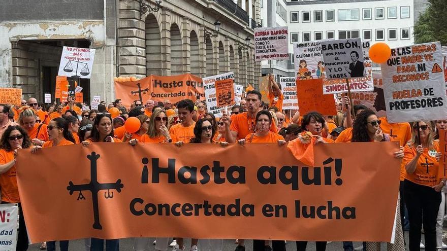 La &quot;marea naranja&quot; de la concertada toma el testigo en la protesta educativa en Asturias