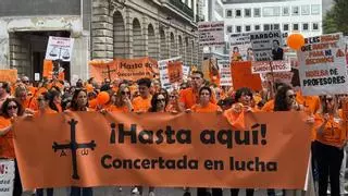 Dos mil profesores de la concertada se movilizan en Oviedo y lanzan un dardo a Barbón: "No olvides quién te educó"