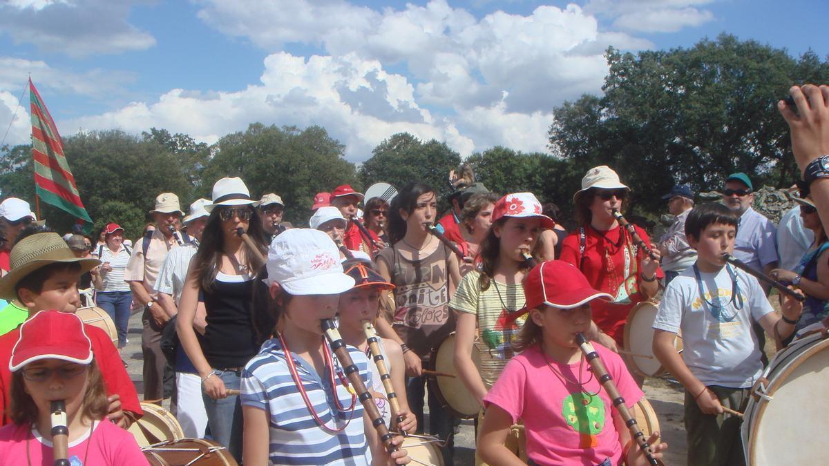 Participación de alumnos de la escuela de folklore, en Fariza de Sayago