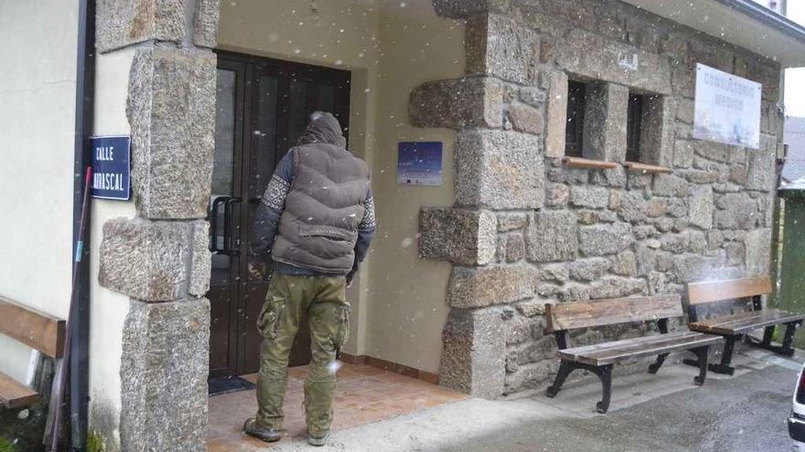 Una persona en la entrada al Consultorio de Rosinos de la Requejada en el día de ayer .