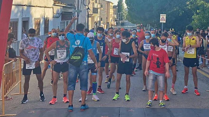 Los corredores esperan la salida en la Cursa Fira d’Artà. | D.M.