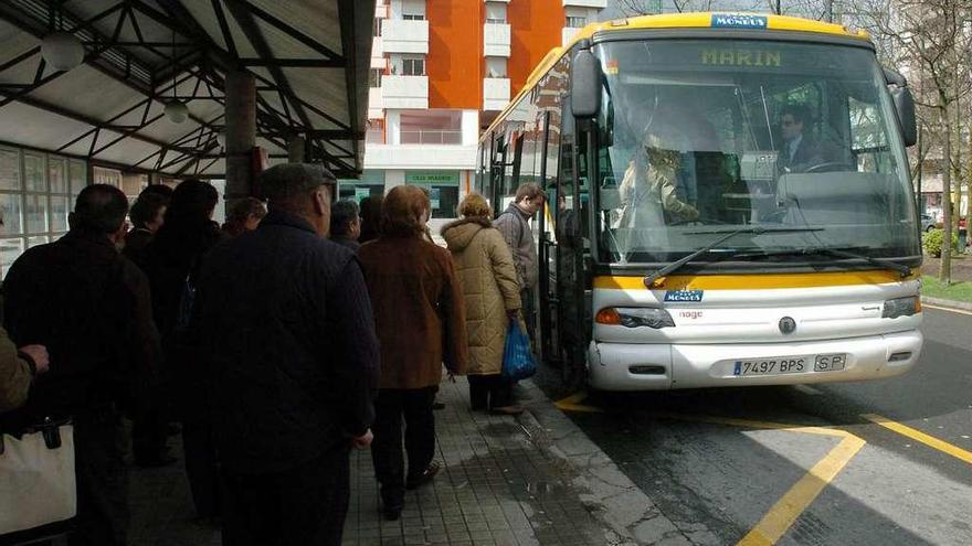 Usuarios de la línea de transporte público a Marín. // Gustavo Santos