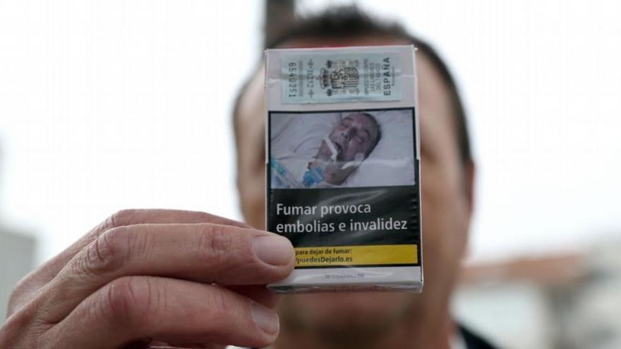 Un hombre denuncia que aparece intubado en paquetes de tabaco sin su permiso